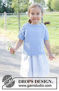 Daisy Fields Top / DROPS Children 48-3 - Maglione/top a maniche corte, per bambini, lavorato ai ferri in DROPS Cotton Light. Lavorato dall’alto in basso con raglan e motivo traforato sulle maniche. Taglie: 2 – 12 anni.