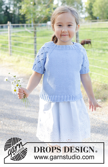 Daisy Fields Top / DROPS Children 48-3 - Maglione/top a maniche corte, per bambini, lavorato ai ferri in DROPS Cotton Light. Lavorato dall’alto in basso con raglan e motivo traforato sulle maniche. Taglie: 2 – 12 anni.