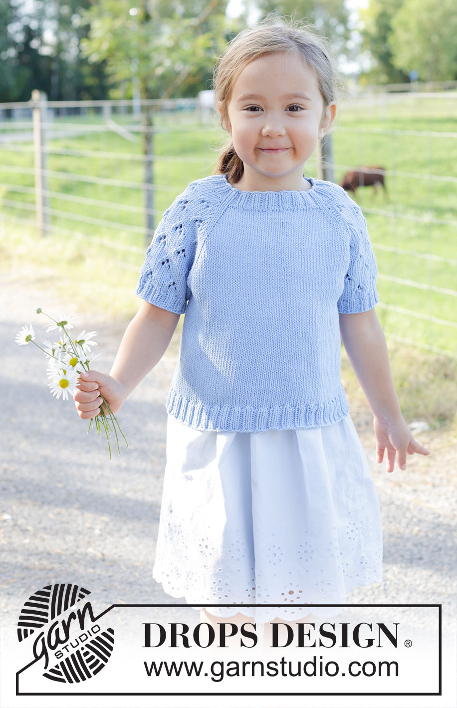 Daisy Fields Top / DROPS Children 48-3 - Maglione/top a maniche corte, per bambini, lavorato ai ferri in DROPS Cotton Light. Lavorato dall’alto in basso con raglan e motivo traforato sulle maniche. Taglie: 2 – 12 anni.