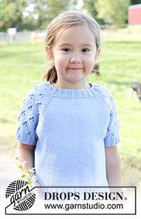Daisy Fields Top / DROPS Children 48-3 - Maglione/top a maniche corte, per bambini, lavorato ai ferri in DROPS Cotton Light. Lavorato dall’alto in basso con raglan e motivo traforato sulle maniche. Taglie: 2 – 12 anni.