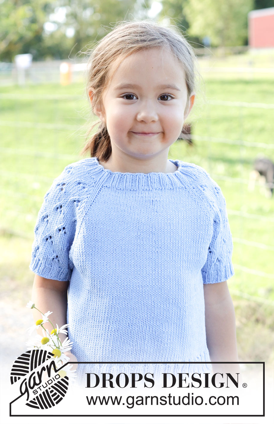 Daisy Fields Top / DROPS Children 48-3 - Maglione/top a maniche corte, per bambini, lavorato ai ferri in DROPS Cotton Light. Lavorato dall’alto in basso con raglan e motivo traforato sulle maniche. Taglie: 2 – 12 anni.
