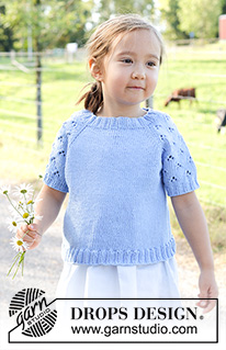 Daisy Fields Top / DROPS Children 48-3 - Maglione/top a maniche corte, per bambini, lavorato ai ferri in DROPS Cotton Light. Lavorato dall’alto in basso con raglan e motivo traforato sulle maniche. Taglie: 2 – 12 anni.