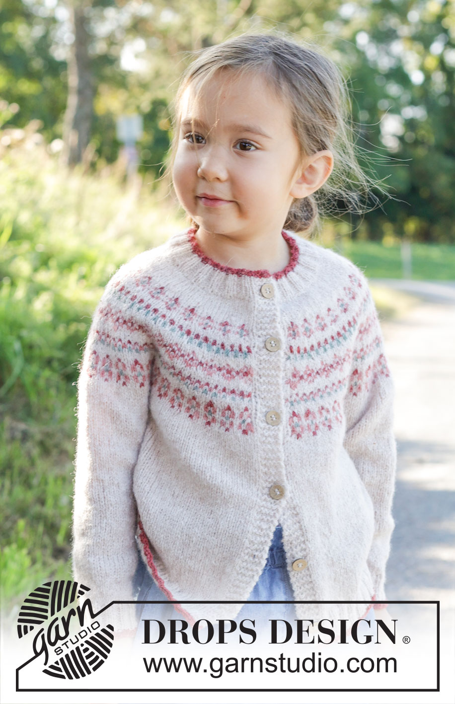 Berries & Dreams Cardigan / DROPS Children 48-9 - Cardigan per bambini lavorato ai ferri in DROPS Sky. Lavorato dall’alto in basso con sprone rotondo e motivo nordico. Taglie: 2 – 12 anni.