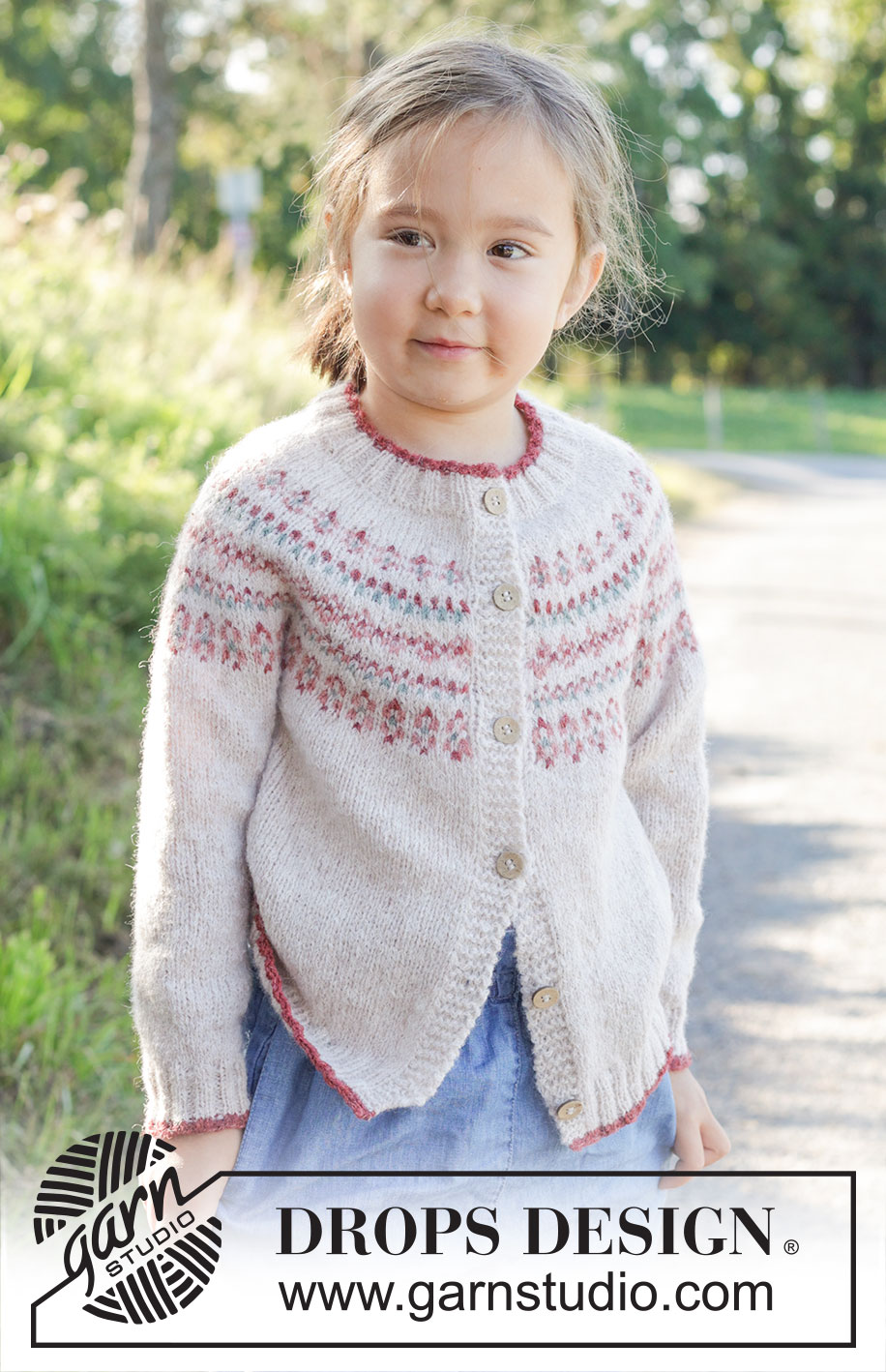 Berries & Dreams Cardigan / DROPS Children 48-9 - Cardigan per bambini lavorato ai ferri in DROPS Sky. Lavorato dall’alto in basso con sprone rotondo e motivo nordico. Taglie: 2 – 12 anni.