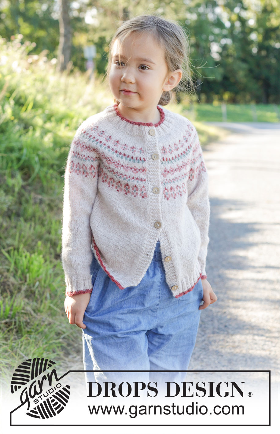 Berries & Dreams Cardigan / DROPS Children 48-9 - Cardigan per bambini lavorato ai ferri in DROPS Sky. Lavorato dall’alto in basso con sprone rotondo e motivo nordico. Taglie: 2 – 12 anni.