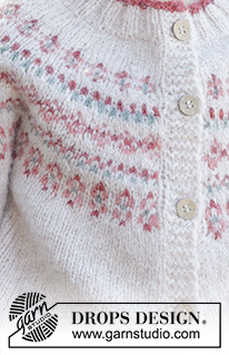 Berries & Dreams Cardigan / DROPS Children 48-9 - Cardigan per bambini lavorato ai ferri in DROPS Sky. Lavorato dall’alto in basso con sprone rotondo e motivo nordico. Taglie: 2 – 12 anni.