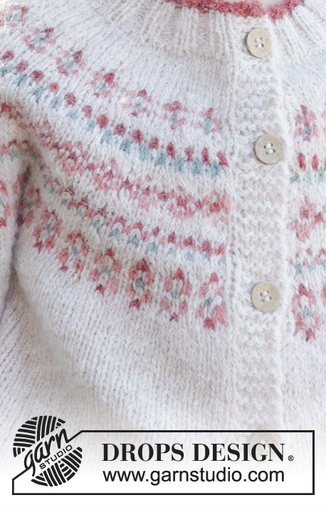 Berries & Dreams Cardigan / DROPS Children 48-9 - Cardigan per bambini lavorato ai ferri in DROPS Sky. Lavorato dall’alto in basso con sprone rotondo e motivo nordico. Taglie: 2 – 12 anni.