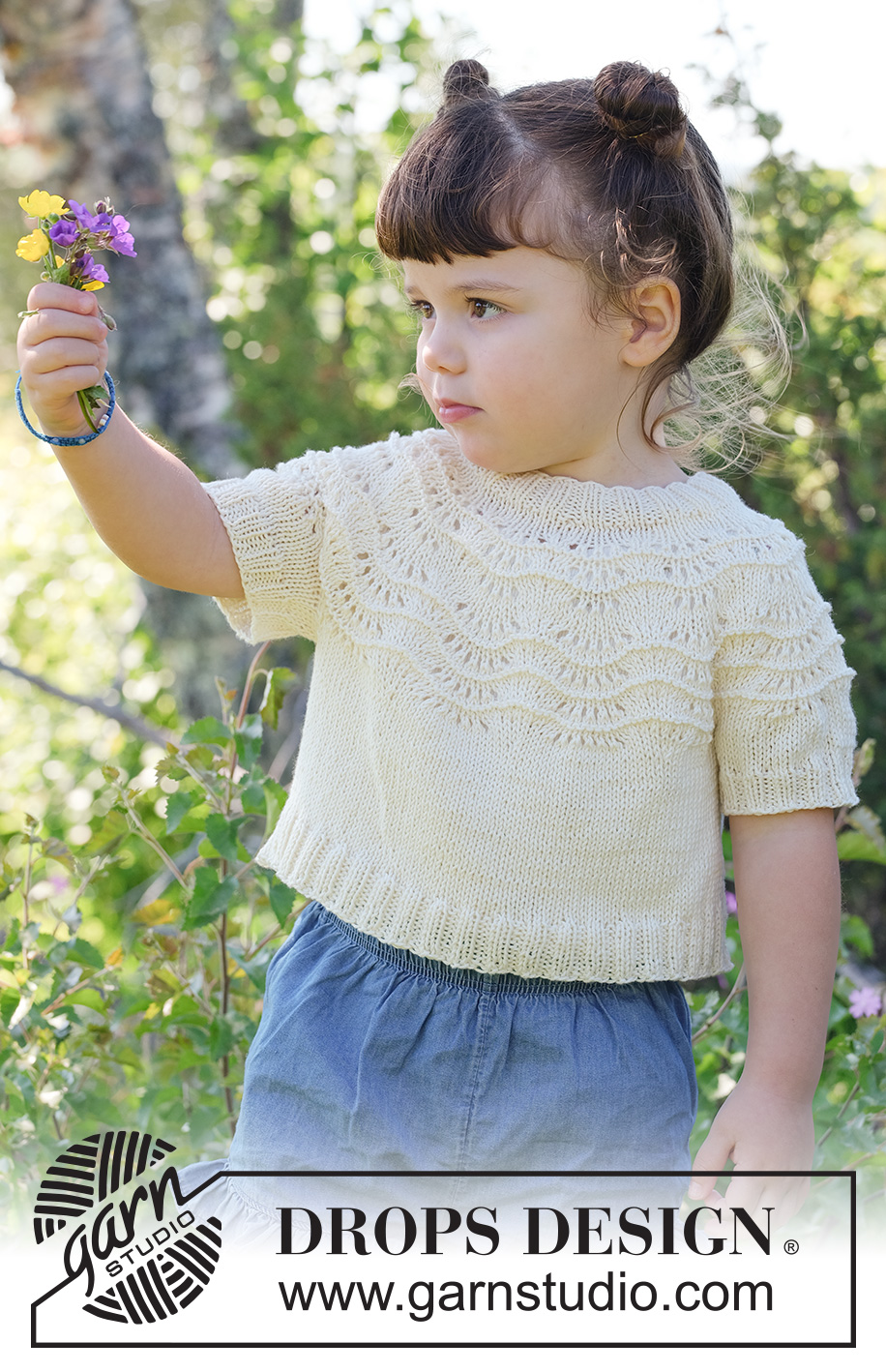 Marshmallow Morning / DROPS Children 49-1 - Stickad, kort tröja till barn i DROPS Safran eller DROPS BabyMerino. Arbetet stickas uppifrån och ner med runt ok och vågmönster. Storlek 2 – 12 år.