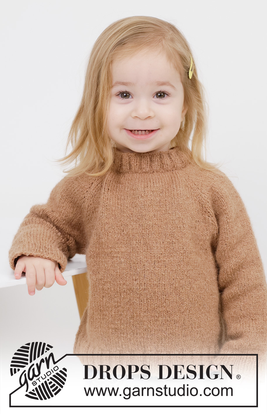 Cocoa Comfort / DROPS Children 49-12 - Dziecięcy sweter na drutach, przerabiany od góry do dołu, z włóczki DROPS Sky. Przerabiany dżersejem, z reglanowymi rękawami. Od 2 do 12 lat.