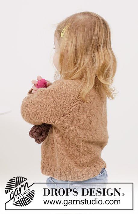 Cocoa Comfort / DROPS Children 49-12 - Dziecięcy sweter na drutach, przerabiany od góry do dołu, z włóczki DROPS Sky. Przerabiany dżersejem, z reglanowymi rękawami. Od 2 do 12 lat.
