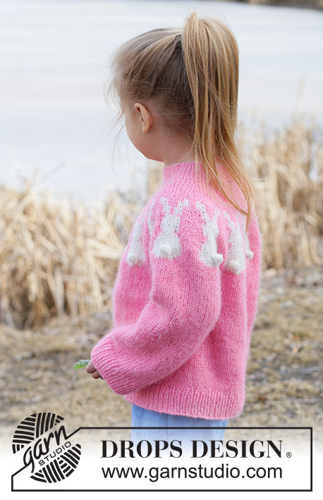 Bunny Bloom / DROPS Children 49-13 - Gebreide trui voor kinderen in DROPS Air. Het werk wordt van boven naar beneden gebreid met ronde pas, veelkleurig patroon en Paashaas. Maten 2 - 14 jaar. Thema: Pasen.