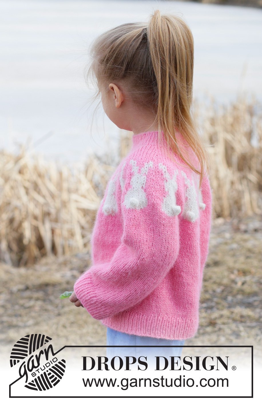 Bunny Bloom / DROPS Children 49-13 - Gebreide trui voor kinderen in DROPS Air. Het werk wordt van boven naar beneden gebreid met ronde pas, veelkleurig patroon en Paashaas. Maten 2 - 14 jaar. Thema: Pasen.