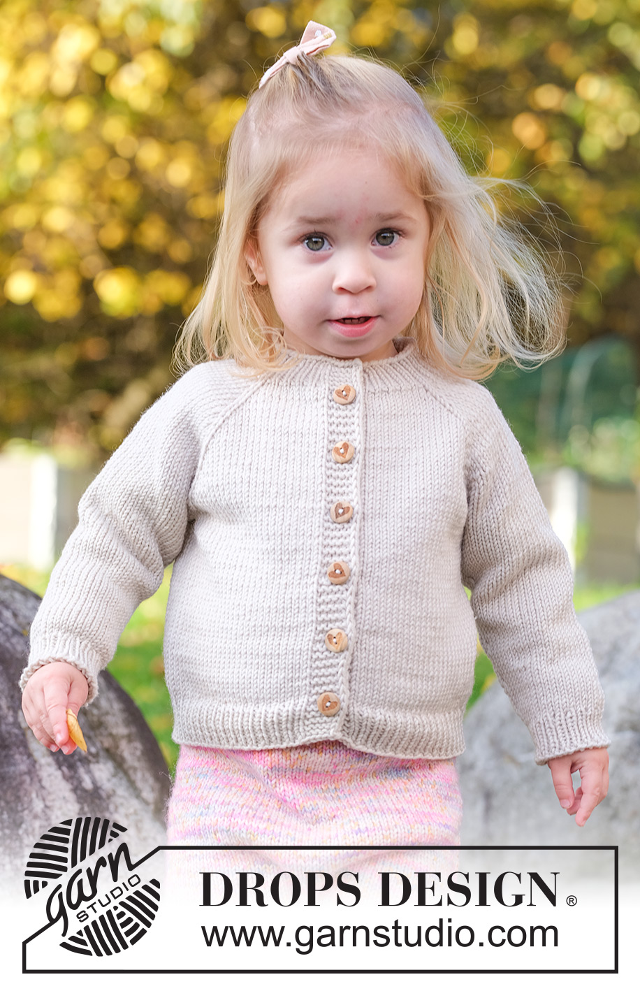 Gentle Day Cardigan / DROPS Children 49-14 - Chaqueta a punto para niños en DROPS Merino Extra Fine. La labor está realizada en punto jersey, de arriba abajo con raglán y i-cord. Tallas 2-14 años.