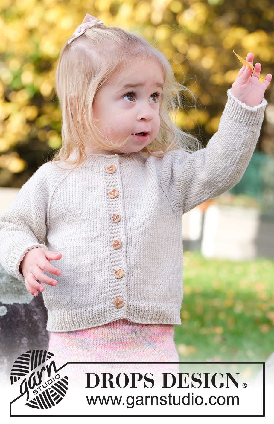 Gentle Day Cardigan / DROPS Children 49-14 - Chaqueta a punto para niños en DROPS Merino Extra Fine. La labor está realizada en punto jersey, de arriba abajo con raglán y i-cord. Tallas 2-14 años.