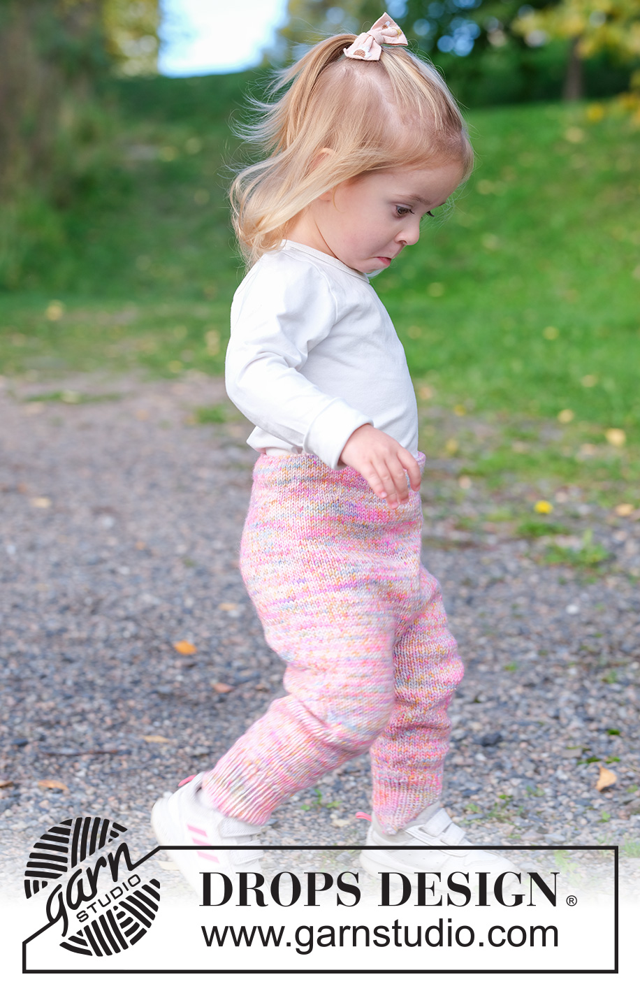 Confetti Joy Trousers / DROPS Children 49-15 - Gebreide broek voor kinderen in DROPS Fiesta. Het werk wordt van boven naar beneden gebreid in tricotsteek. Maten 2 tot 12 jaar.