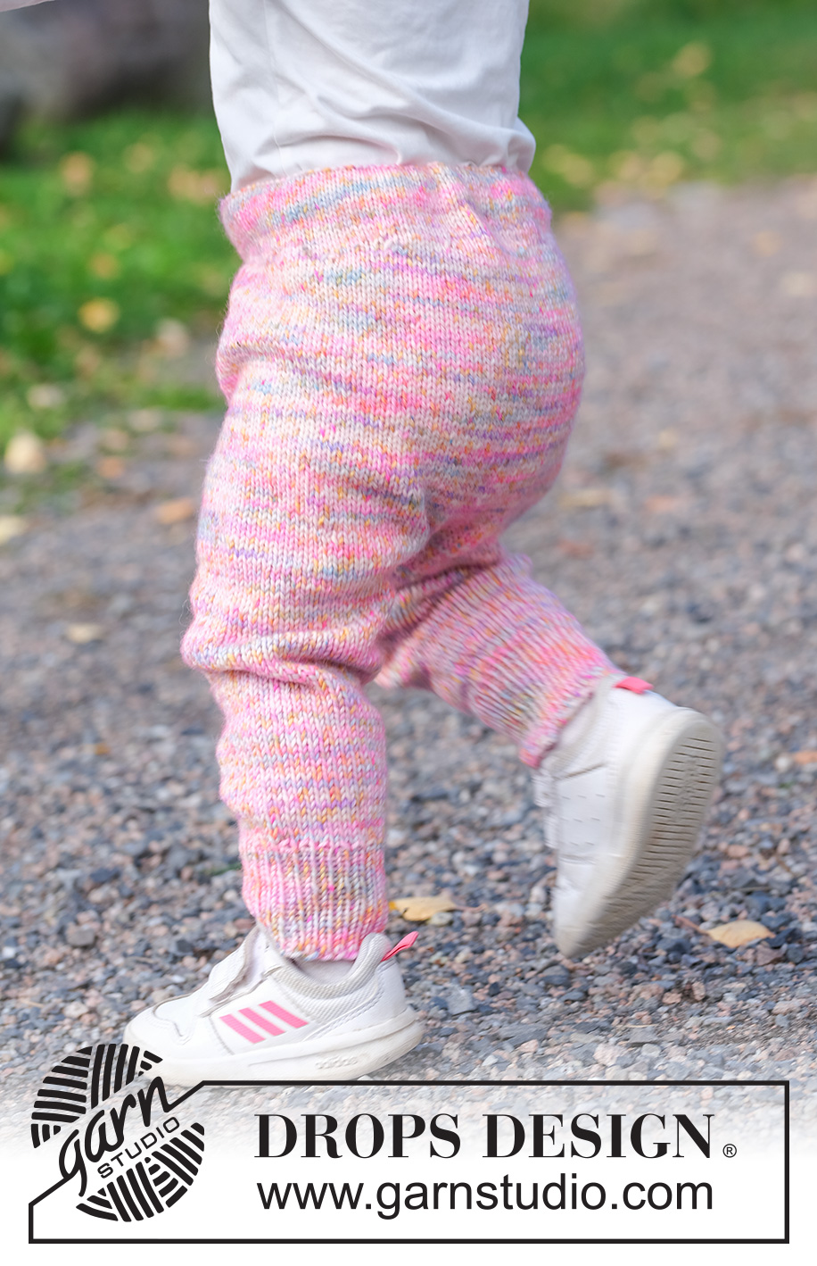 Confetti Joy Trousers / DROPS Children 49-15 - Gebreide broek voor kinderen in DROPS Fiesta. Het werk wordt van boven naar beneden gebreid in tricotsteek. Maten 2 tot 12 jaar.