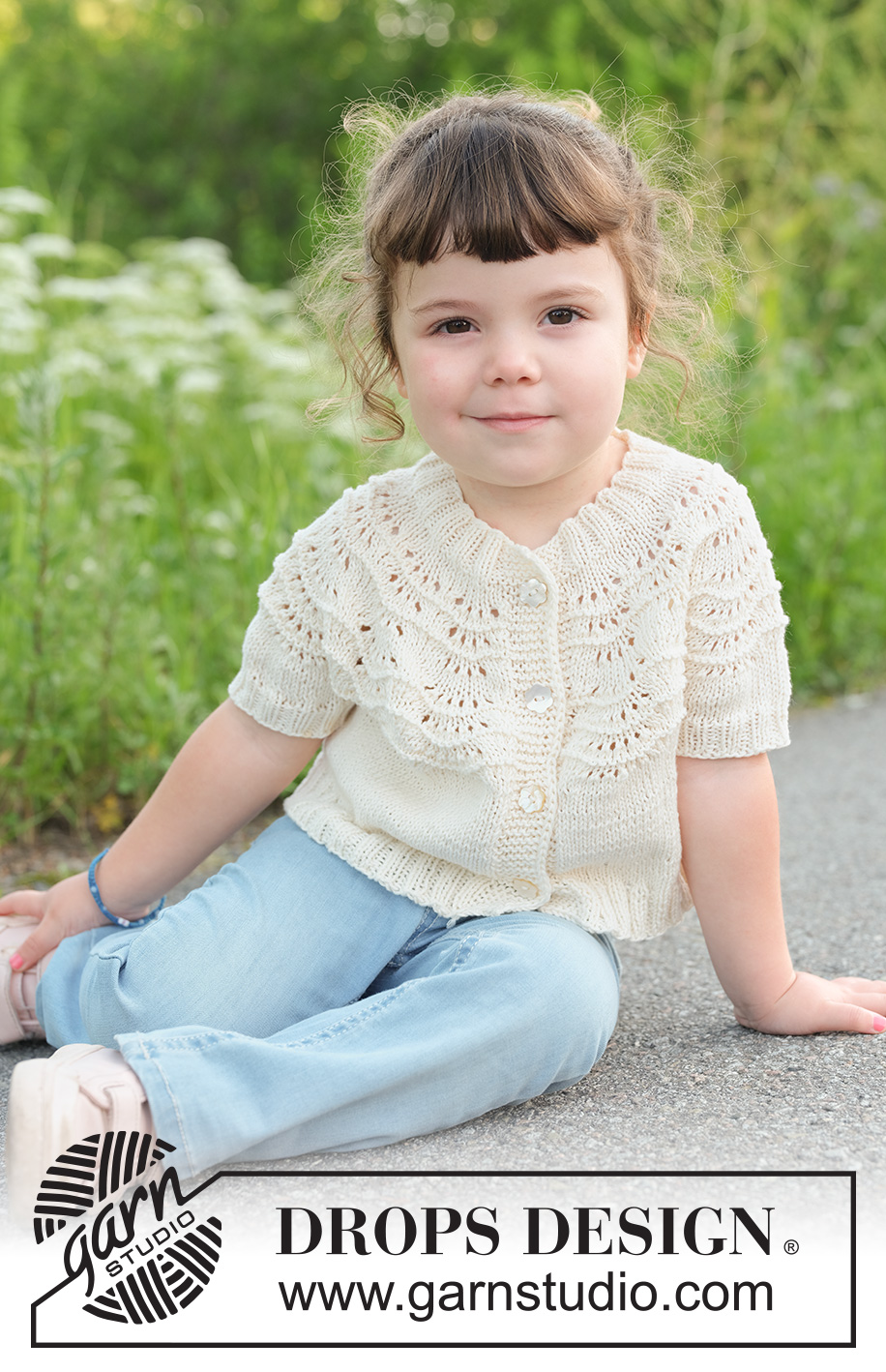 Marshmallow Morning Cardigan / DROPS Children 49-2 - Dětský propínací svetr s kruhovým sedlem, dutinkou a krátkými rukávy pletený shora dolů vlnkovým vzorem z příze DROPS Safran nebo DROPS BabyMerino. Velikosti: 2 – 12 let.