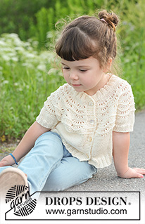 Marshmallow Morning Cardigan / DROPS Children 49-2 - Dětský propínací svetr s kruhovým sedlem, dutinkou a krátkými rukávy pletený shora dolů vlnkovým vzorem z příze DROPS Safran nebo DROPS BabyMerino. Velikosti: 2 – 12 let.