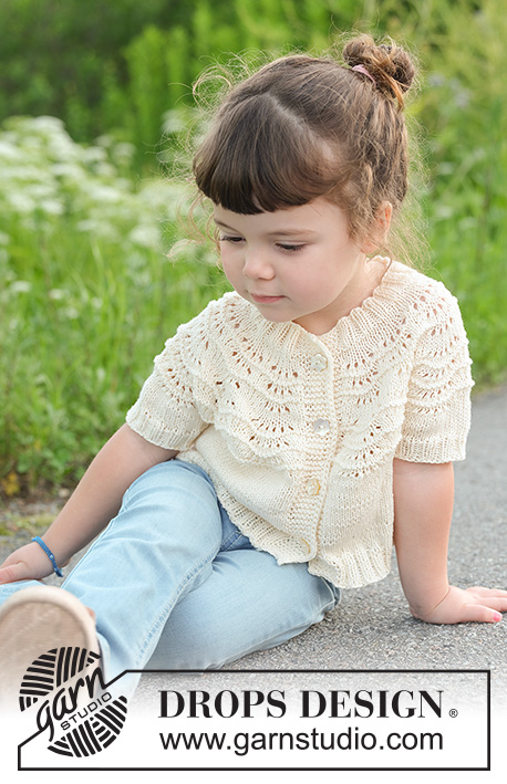 Marshmallow Morning Cardigan / DROPS Children 49-2 - Dětský propínací svetr s kruhovým sedlem, dutinkou a krátkými rukávy pletený shora dolů vlnkovým vzorem z příze DROPS Safran nebo DROPS BabyMerino. Velikosti: 2 – 12 let.
