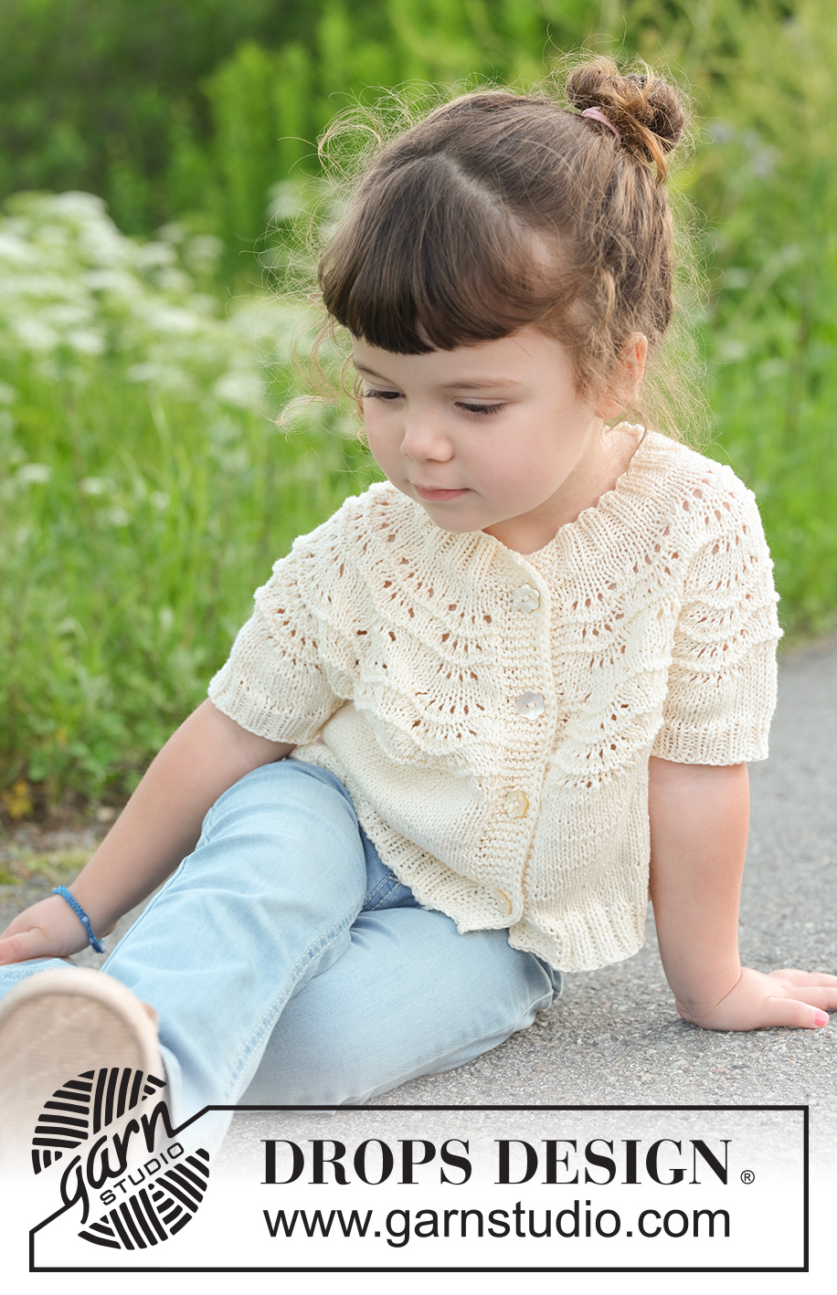 Marshmallow Morning Cardigan / DROPS Children 49-2 - Dětský propínací svetr s kruhovým sedlem, dutinkou a krátkými rukávy pletený shora dolů vlnkovým vzorem z příze DROPS Safran nebo DROPS BabyMerino. Velikosti: 2 – 12 let.