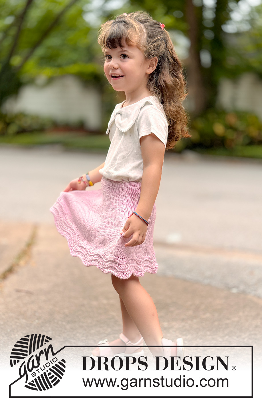 Strawberry Swirl / DROPS Children 49-20 - Knitted knee-length skirt for children in DROPS Cotton Merino. The piece is worked top down in stocking stitch, with a wave pattern. Sizes 2-14 years.