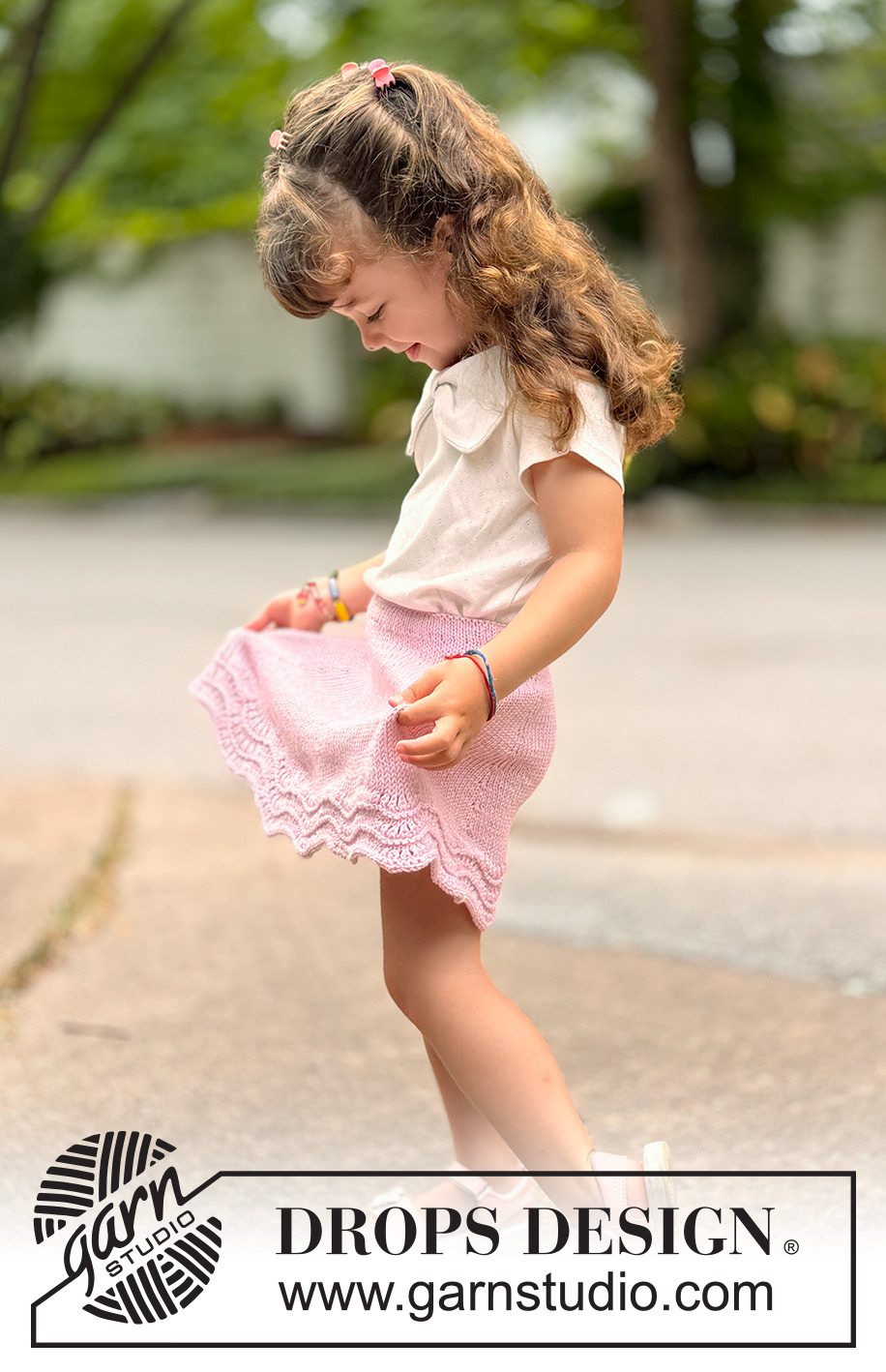 Strawberry Swirl / DROPS Children 49-20 - Knitted knee-length skirt for children in DROPS Cotton Merino. The piece is worked top down in stocking stitch, with a wave pattern. Sizes 2-14 years.
