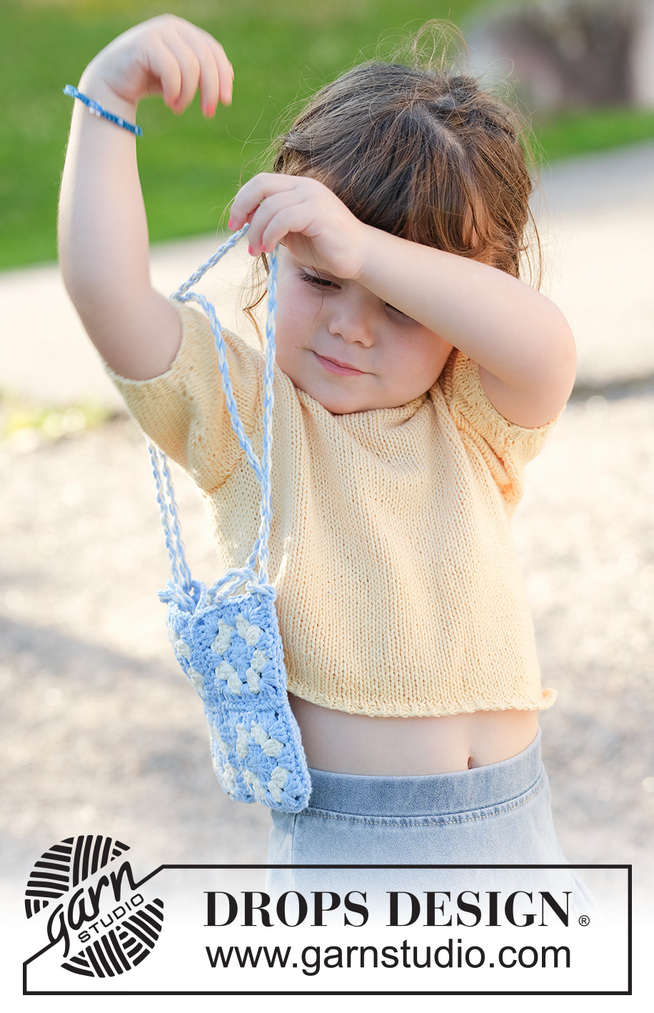 Bluebell Patch Bag / DROPS Children 49-22 - Kabelka háčkovaná ze čtverců a příze DROPS Cotton Light.