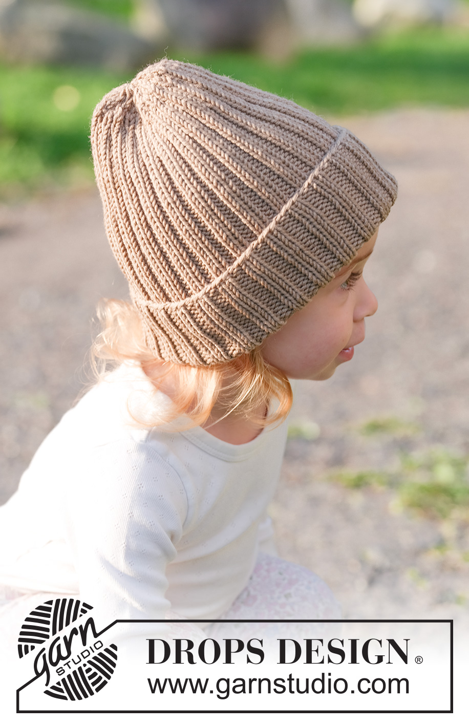 Little Woodland Hat / DROPS Children 49-25 - Gorro a punto para bebés y niños en DROPS Merino Extra Fine. a labor se trabaja de abajo arriba, en punto elástico. Tallas 2 - 14 años.