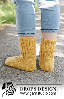 Dandelion Days Socks / DROPS Children 49-26 - Strikkede sokker til barn i DROPS Nord. Arbeidet strikkes ovenfra og ned med vrangbord. Størrelse 24 - 43.
