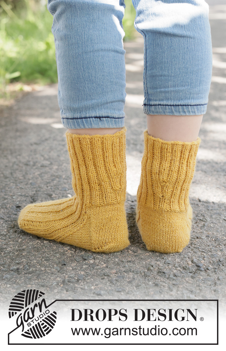 Dandelion Days Socks / DROPS Children 49-26 - Strikkede sokker til barn i DROPS Nord. Arbeidet strikkes ovenfra og ned med vrangbord. Størrelse 24 - 43.