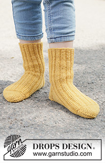 Dandelion Days Socks / DROPS Children 49-26 - Strikkede sokker til barn i DROPS Nord. Arbeidet strikkes ovenfra og ned med vrangbord. Størrelse 24 - 43.