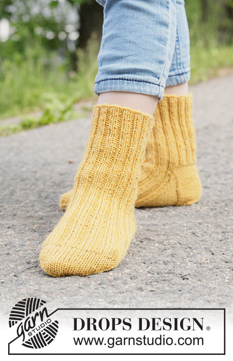 Dandelion Days Socks / DROPS Children 49-26 - Strikkede sokker til barn i DROPS Nord. Arbeidet strikkes ovenfra og ned med vrangbord. Størrelse 24 - 43.