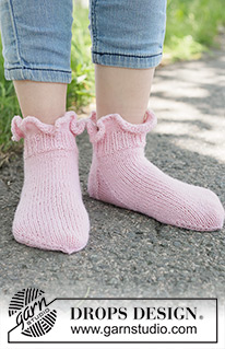 Petal Whisper Socks / DROPS Children 49-27 - Strikkede sokker til barn med rysjekant i DROPS Fabel. Arbeidet strikkes ovenfra og ned. Størrelse 24 - 43.