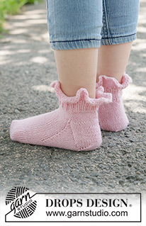 Petal Whisper Socks / DROPS Children 49-27 - Strikkede sokker til barn med rysjekant i DROPS Fabel. Arbeidet strikkes ovenfra og ned. Størrelse 24 - 43.