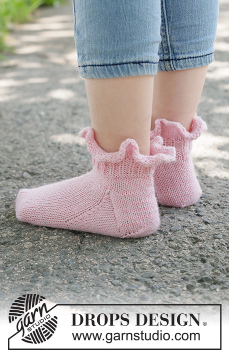 Petal Whisper Socks / DROPS Children 49-27 - Strikkede sokker til barn med rysjekant i DROPS Fabel. Arbeidet strikkes ovenfra og ned. Størrelse 24 - 43.