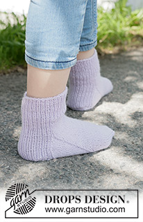 Wisteria Wish Socks / DROPS Children 49-28 - Strikkede sokker til barn i DROPS Nord. Arbeidet strikkes ovenfra og ned. Størrelse 24 - 43.