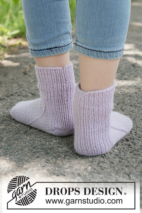 Wisteria Wish Socks / DROPS Children 49-28 - Strikkede sokker til barn i DROPS Nord. Arbeidet strikkes ovenfra og ned. Størrelse 24 - 43.