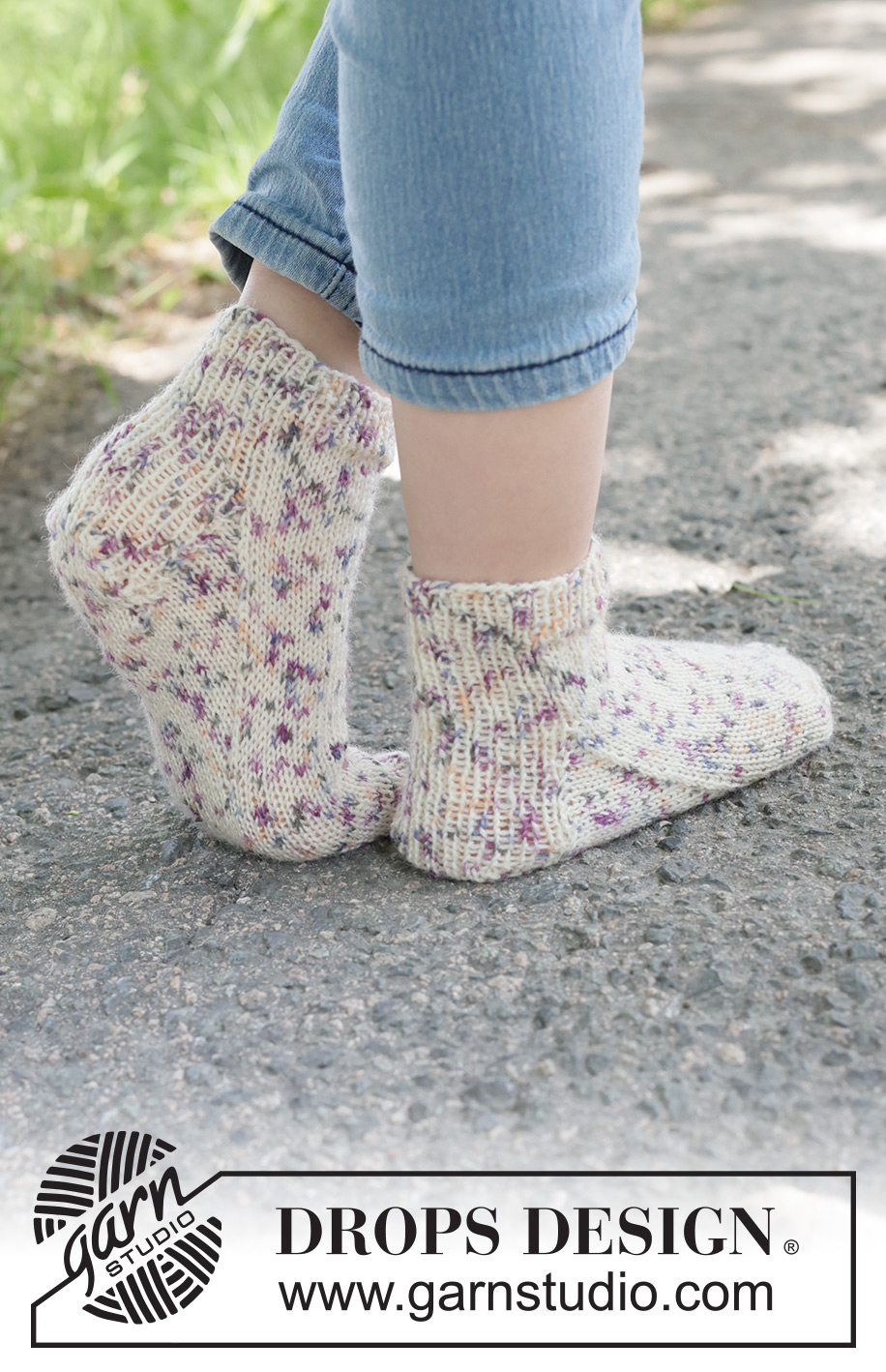Party Spots Socks / DROPS Children 49-29 - Strikkede sokker til barn i DROPS Fabel. Arbeidet strikkes ovenfra og ned. Størrelse 24 - 43.