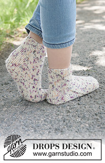 Party Spots Socks / DROPS Children 49-29 - Strikkede sokker til barn i DROPS Fabel. Arbeidet strikkes ovenfra og ned. Størrelse 24 - 43.