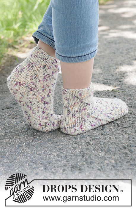 Party Spots Socks / DROPS Children 49-29 - Strikkede sokker til barn i DROPS Fabel. Arbeidet strikkes ovenfra og ned. Størrelse 24 - 43.