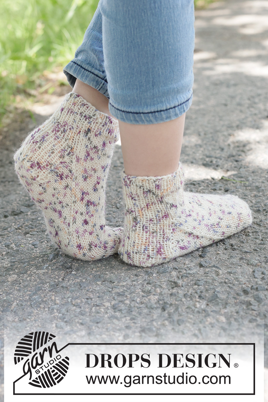 Party Spots Socks / DROPS Children 49-29 - Strikkede sokker til barn i DROPS Fabel. Arbeidet strikkes ovenfra og ned. Størrelse 24 - 43.