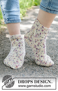 Party Spots Socks / DROPS Children 49-29 - Strikkede sokker til barn i DROPS Fabel. Arbeidet strikkes ovenfra og ned. Størrelse 24 - 43.