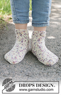 Party Spots Socks / DROPS Children 49-29 - Strikkede sokker til barn i DROPS Fabel. Arbeidet strikkes ovenfra og ned. Størrelse 24 - 43.