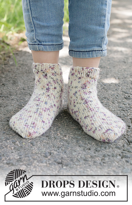 Party Spots Socks / DROPS Children 49-29 - Strikkede sokker til barn i DROPS Fabel. Arbeidet strikkes ovenfra og ned. Størrelse 24 - 43.