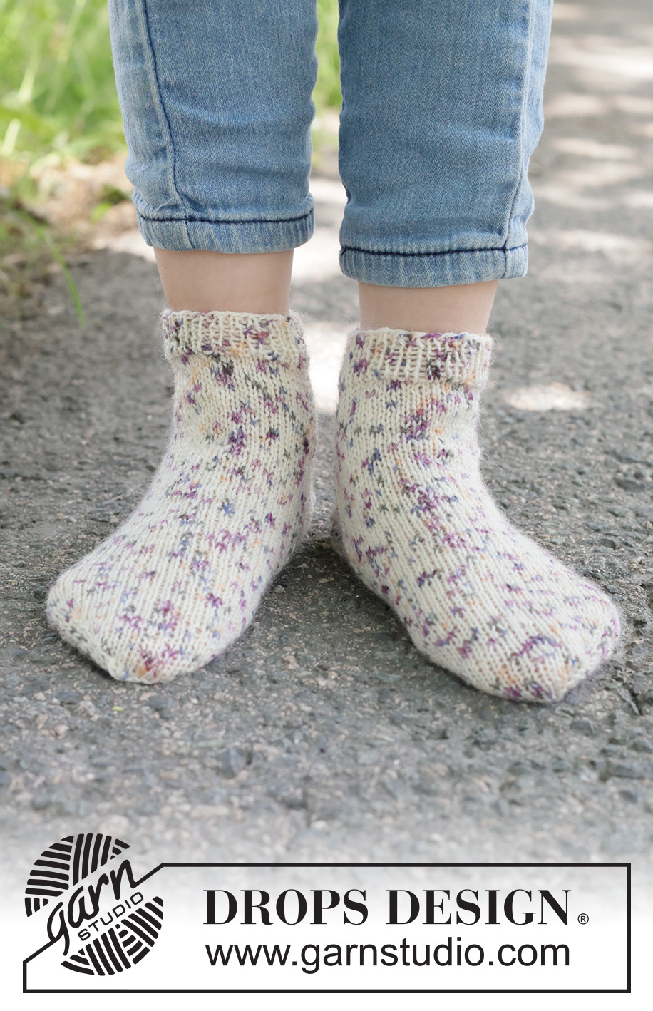 Party Spots Socks / DROPS Children 49-29 - Strikkede sokker til barn i DROPS Fabel. Arbeidet strikkes ovenfra og ned. Størrelse 24 - 43.