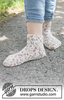 Party Spots Socks / DROPS Children 49-29 - Strikkede sokker til barn i DROPS Fabel. Arbeidet strikkes ovenfra og ned. Størrelse 24 - 43.