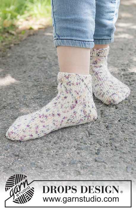 Party Spots Socks / DROPS Children 49-29 - Strikkede sokker til barn i DROPS Fabel. Arbeidet strikkes ovenfra og ned. Størrelse 24 - 43.