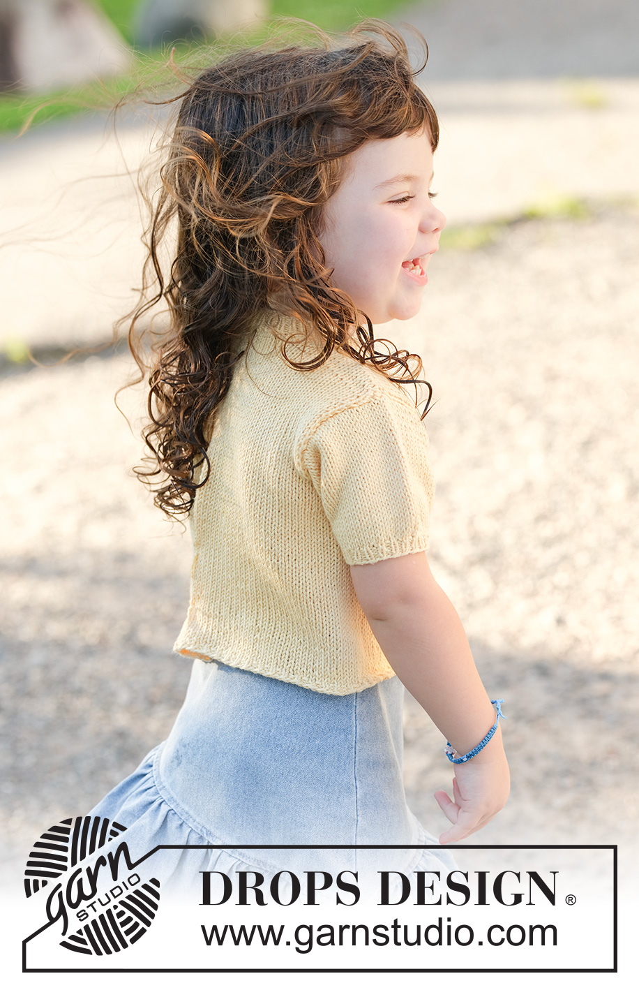 Sunshine Sprout / DROPS Children 49-3 - Jersey de punto para niños en DROPS Cotton Merino. La pieza está tejida de abajo hacia arriba con mangas cortas y borde para botones sobre el hombro. Tallas 2 – 12 años.