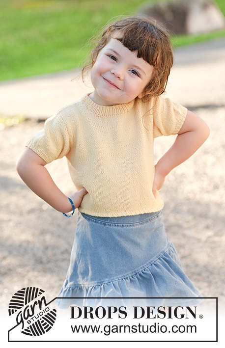 Sunshine Sprout / DROPS Children 49-3 - Jersey de punto para niños en DROPS Cotton Merino. La pieza está tejida de abajo hacia arriba con mangas cortas y borde para botones sobre el hombro. Tallas 2 – 12 años.