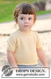 Sunshine Sprout / DROPS Children 49-3 - Jersey de punto para niños en DROPS Cotton Merino. La pieza está tejida de abajo hacia arriba con mangas cortas y borde para botones sobre el hombro. Tallas 2 – 12 años.